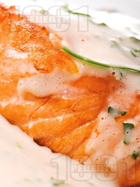 Печена риба сьомга в яйчен сос с бяло вино, нишесте, копър и джинджифил на фурна - снимка на рецептата